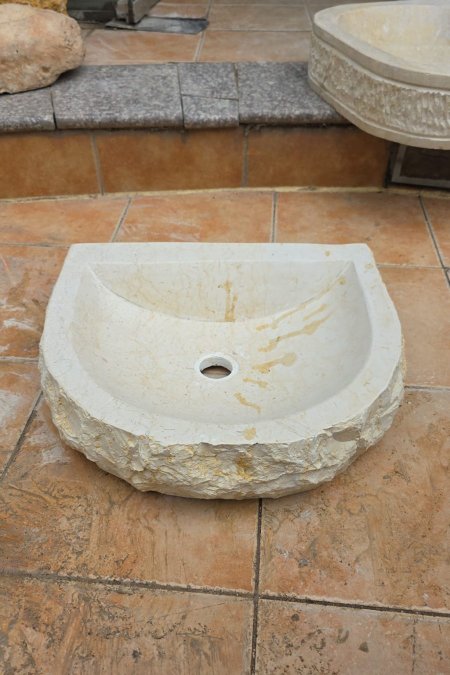 حوض حجر طبيعي (نصف قمر) – 44×51 سم